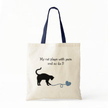Schwarze Katze u. Herz-geformtes Garn (blau)