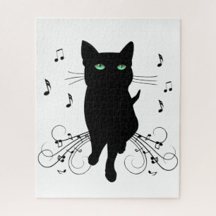 Schwarze Katze umgeben von flüsternden Noten der M