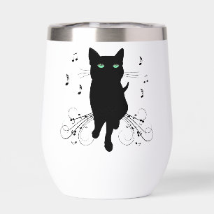 Schwarze Katze umgeben von flüsternden Noten der M