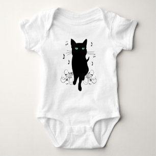 Schwarze Katze umgeben von flüsternden Noten der M Baby Strampler