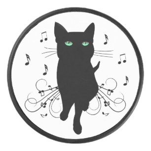 Schwarze Katze umgeben von flüsternden Noten der M Eishockey Puck