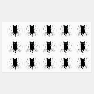Schwarze Katze umgeben von flüsternden Noten der M Etiketten