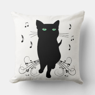 Schwarze Katze umgeben von flüsternden Noten der M Kissen