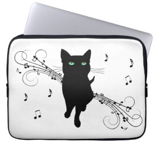 Schwarze Katze umgeben von flüsternden Noten der M Laptopschutzhülle