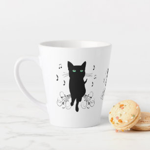 Schwarze Katze umgeben von flüsternden Noten der M Milchtasse