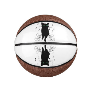 Schwarze Katze umgeben von flüsternden Noten der M Mini Basketball