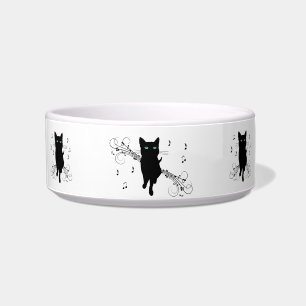 Schwarze Katze umgeben von flüsternden Noten der M Napf