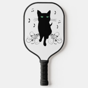 Schwarze Katze umgeben von flüsternden Noten der M Pickleball Schläger