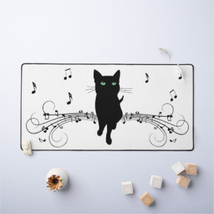 Schwarze Katze umgeben von flüsternden Noten der M Schreibtischunterlage