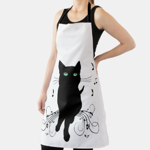 Schwarze Katze umgeben von flüsternden Noten der M Schürze