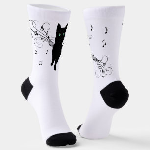 Schwarze Katze umgeben von flüsternden Noten der M Socken