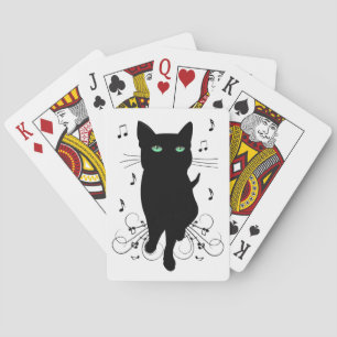 Schwarze Katze umgeben von flüsternden Noten der M Spielkarten
