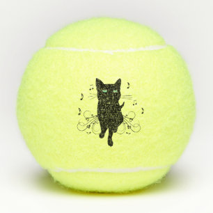 Schwarze Katze umgeben von flüsternden Noten der M Tennisbälle