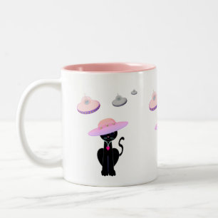Schwarze Katze und fliegende Untertassen Zweifarbige Tasse