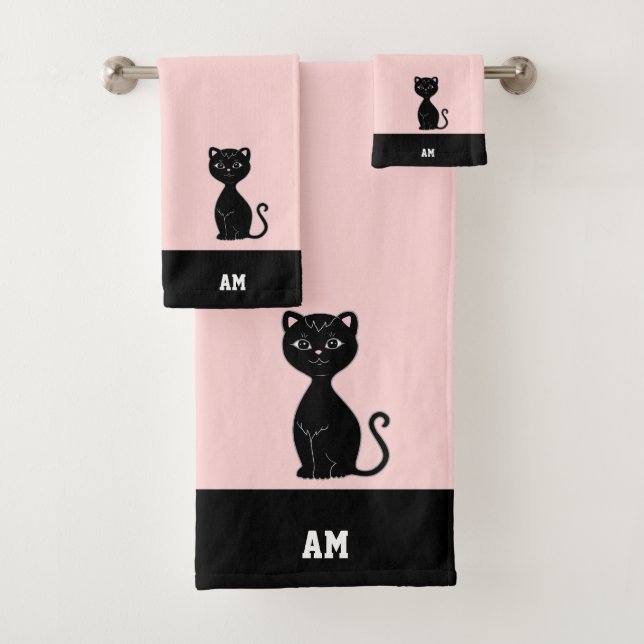 Schwarze Katze und Monogramm auf schwarz und rosa Badhandtuch Set (Insitu)