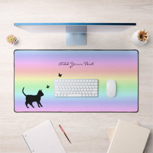 Schwarze Katze und Schmetterling auf Regenbogen Schreibtischunterlage