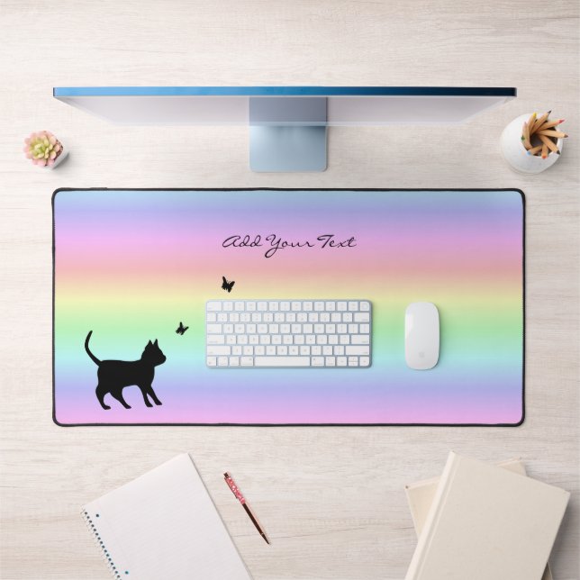Schwarze Katze und Schmetterling auf Regenbogen Schreibtischunterlage (Büro 1)