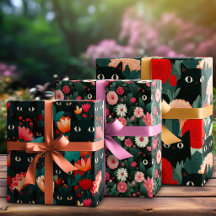 Schwarze Katze versteckt in romantischen rosa Blum