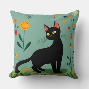 Schwarze Katze zwischen lebendigen Blumen Kissen