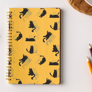 Schwarze Katzen auf Senfgelb mit blauen Umrandunge Notizbuch