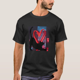 Schwarze Kitty-Katze in der Stadt mit einem Herzen T-Shirt