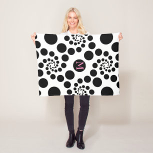 Schwarze Kreise und Punkte mit Monogramm Fleecedecke