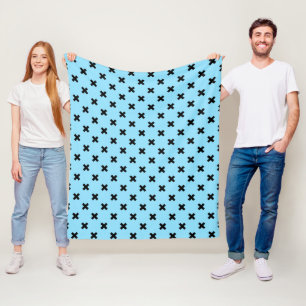 Schwarze Kreuzstiche auf Babyblau Fleecedecke