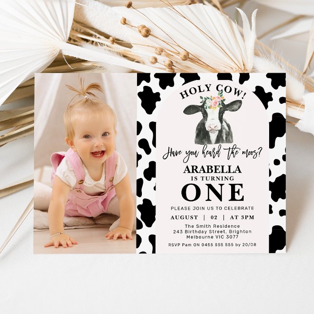 Schwarze Kuh Druckbogen Foto Heilige Kuh 1. Geburt Einladung (Black and white cow print, holy cow 1st birthday invitation featuring a cute cow and pink arch.)