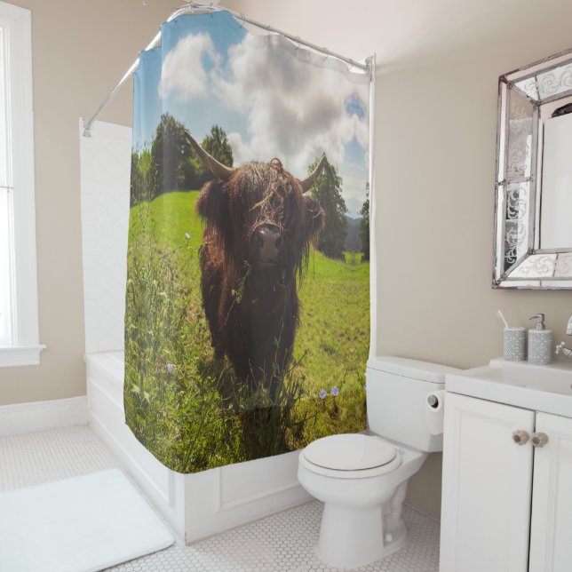 Schwarze Kuh Weide grünes Feld Sonnenlicht Duschvorhang (Beispiel)