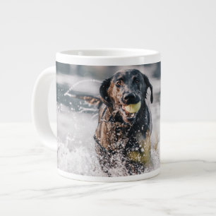 Schwarze Labrador-Plays in Wasser Jumbo-Tasse