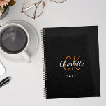 Schwarze Ledermonogramm-Initialen Name 2025 Planer<br><div class="desc">Ein schwarzes Imitat Leder Foto als Hintergrund und weißer Text. Personalisieren und fügen Sie Ihre Monogramm-Initialen,  Vorname,  vollständiger Name und ein Jahr.</div>