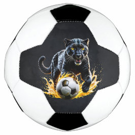 Schwarze Leoparden spielen mit einem Fußball. Fußball