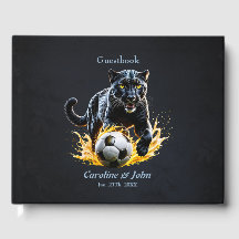 Schwarze Leoparden spielen mit einem Fußball.
