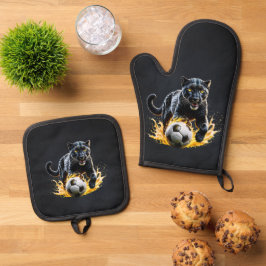 Schwarze Leoparden spielen mit einem Fußball. Ofenhandschuh & Topflappen-Set