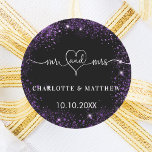 Schwarze lila Frau Herz Hochzeit Runder Aufkleber<br><div class="desc">Stilvoll schwarzer Hintergrund mit lila Imitaten Glitzern. Herr und Frau. Personalisieren und fügen Sie Ihre Namen und Hochzeitsdatum. Weißer Text.</div>