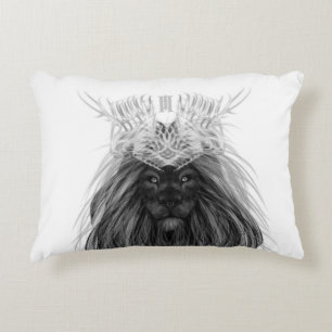 Schwarze Löwe mit Antlerkrone und Monogramm Dekokissen