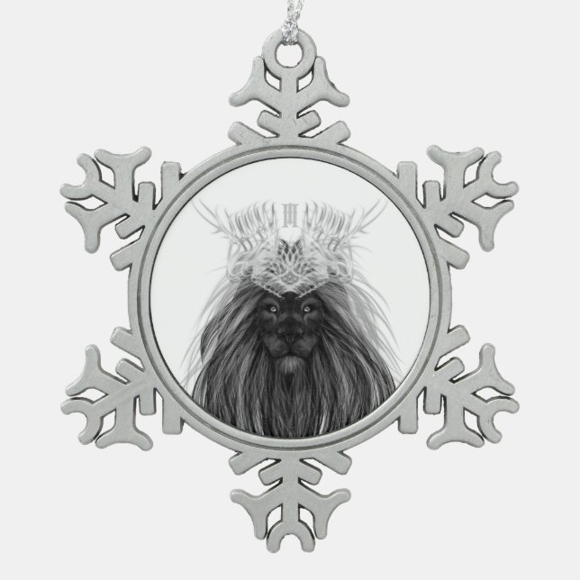 Schwarze Löwe mit Antlerkrone und Monogramm Schneeflocken Zinn-Ornament (Vorderseite)