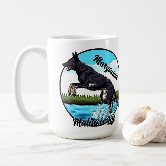 Schwarze Malinois im Wasser Kaffeetasse (Mit Donut)