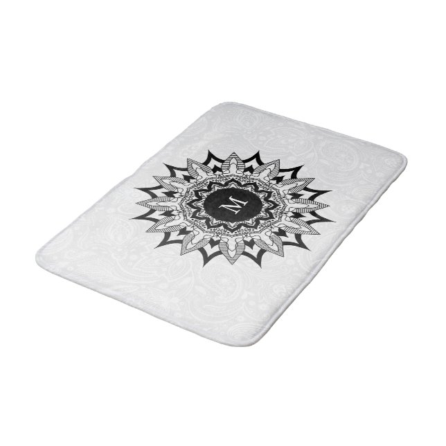 Schwarze Mandala auf einem weißen Pisley Badematte (Schrägansicht)
