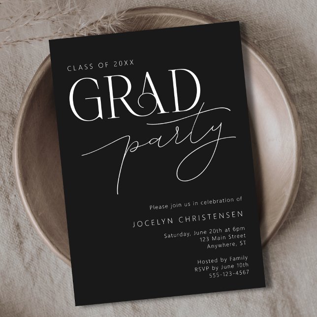 Schwarze moderne Typografie Grad-Party Einladung (Shown on a 5" x 7" invitation)