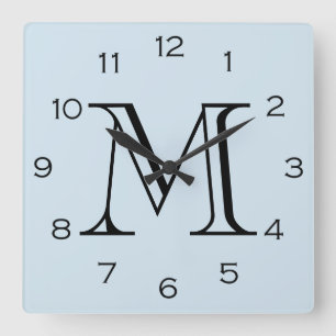 Schwarze Monogramm-Zahlen auf hellblauen Wccn Quadratische Wanduhr