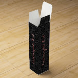 Schwarze Monotonen-Floral-Damaskus-Muster Wein-Geschenkverpackung<br><div class="desc">Monogrammatisches elegantes,  schwarzes monochromatisches,  Vintages Blumendamasenmuster. Anpassbarer Text in Rosa.</div>