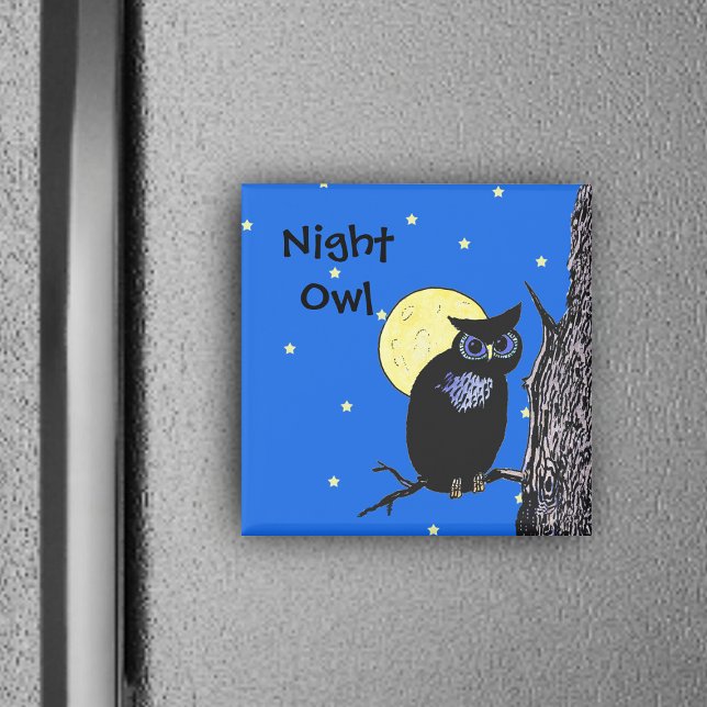 Schwarze Nacht Eule Blaue Augen in Tremond Sterne Magnet (Black night owl in tree with yellow moon and stars on blue frig magnet.)