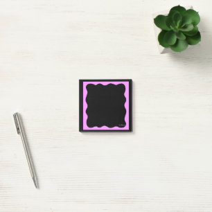 Schwarze Notizen mit welligem rosa Rahmen