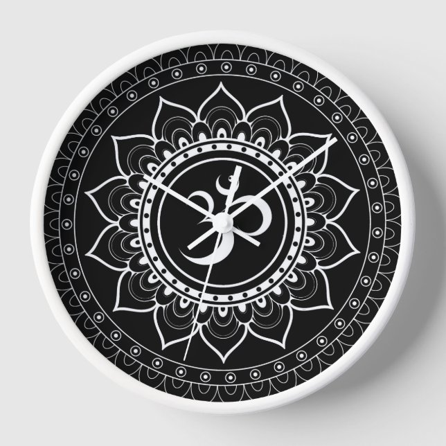 Schwarze Om Mandala Uhr (Vorderseite)