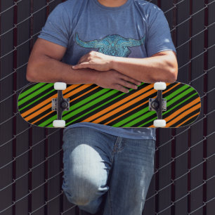 Schwarze Orange Grüne Vertikale Streifen Design Skateboard