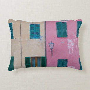 SCHWARZE OUTDOOR-SCONCE AUF PINK-GESTALTETE WAND DEKOKISSEN