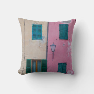 SCHWARZE OUTDOOR-SCONCE AUF PINK-GESTALTETE WAND KISSEN