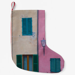 SCHWARZE OUTDOOR-SCONCE AUF PINK-GESTALTETE WAND KLEINER WEIHNACHTSSTRUMPF