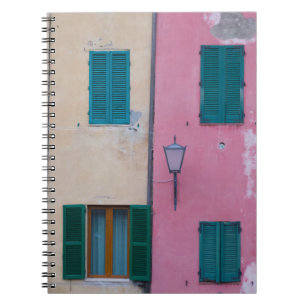 SCHWARZE OUTDOOR-SCONCE AUF PINK-GESTALTETE WAND NOTIZBLOCK